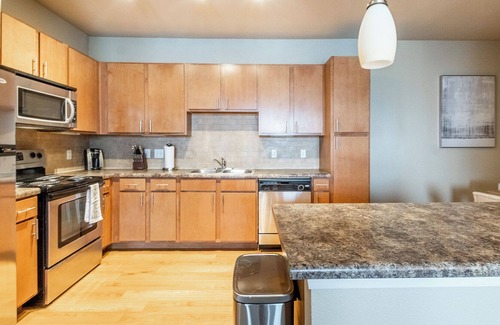 Bixby Apartamento | Modern Apartment in Prime Location (ID8202X55)