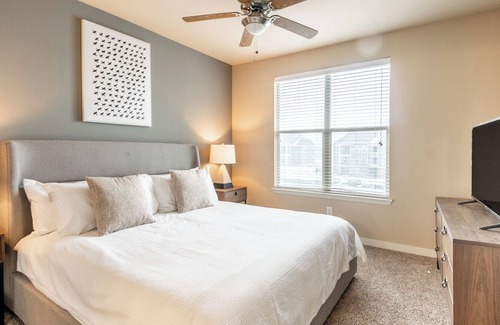 Bixby Apartamento | Modern Apartment in Prime Location (ID8202X55)