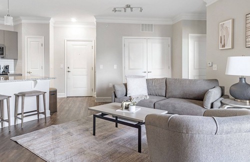 Cary Apartamento | Modern Apartment in Prime Location (ID6633X16)