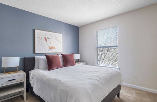 Hoover Apartamento | Modern Apartment in Prime Location (ID8312)
