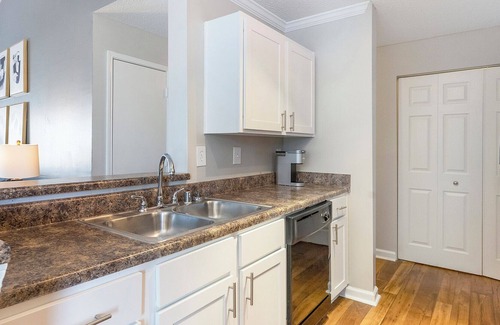 Hoover Apartamento | Modern Apartment in Prime Location (ID9350X48)