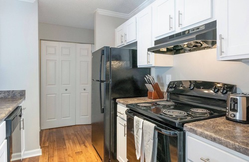 Hoover Apartamento | Modern Apartment in Prime Location (ID9350X48)