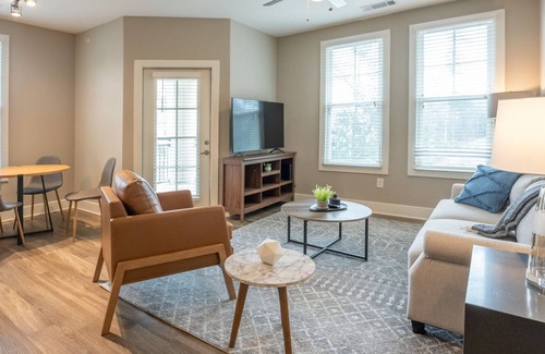 West Ashley Apartamento | Modern Apartment in Prime Location (ID8477X75)