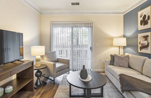 Greenbrier East Apartamento | Modern Apartment in Prime Location (ID1169X399)