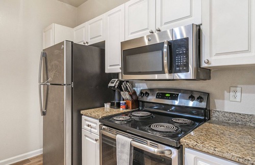 Greenbrier East Apartamento | Modern Apartment in Prime Location (ID1169X399)