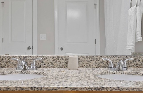 Greensboro Apartamento | Modern Apartment in Prime Location (ID7976X37)