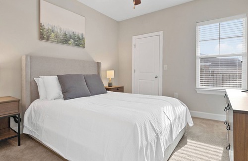 Greensboro Apartamento | Modern Apartment in Prime Location (ID7976X37)