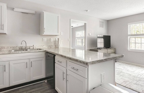 Greensboro Apartamento | Modern Apartment in Prime Location (ID1196X364)
