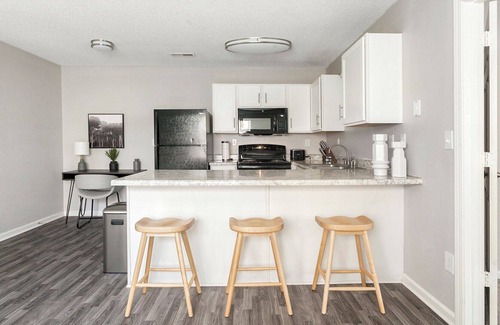 Greensboro Apartamento | Modern Apartment in Prime Location (ID1196X364)