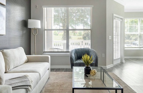 Raleigh Apartamento | Modern Apartment in Prime Location (ID1015X187)