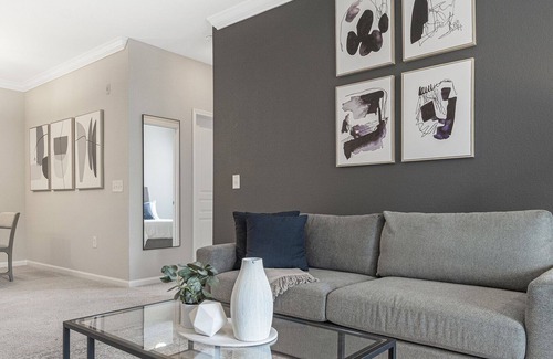 Raleigh Apartamento | Modern Apartment in Prime Location (ID1004X259)