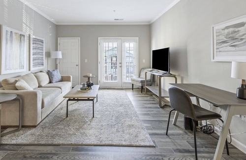 Wake Forest Apartamento | Modern Apartment in Prime Location (ID7327X28)