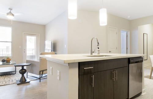 Wake Forest Apartamento | Modern Apartment in Prime Location (ID9765X45)