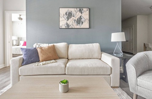 Wake Forest Apartamento | Modern Apartment in Prime Location (ID1210X718)