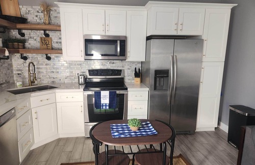 Mesa Apartamento | Modern Apartment Located in the Beautiful Groves Area