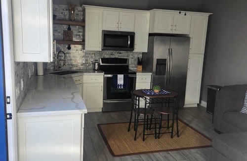 Mesa Apartamento | Modern Apartment Located in the Beautiful Groves Area