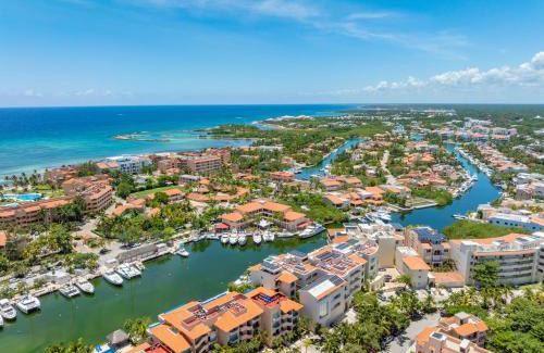 Puerto Aventuras Apartamento | Modern Apartment with Private Terrace and Golf Course View, free parking in Puerto Aventuras