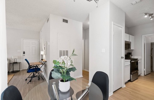 Milwood Apartamento | Modern Apartment near the Domain w/ King Bed