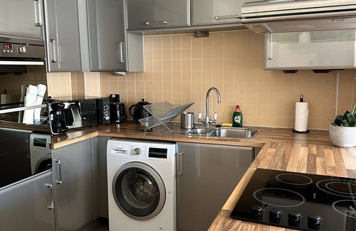 Addiscombe Apartamento | Modern apartment, sleeps 4 with sofa bed, free parking
