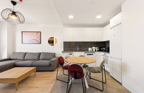 Ciudad Jardin Apartamento | Modern Apartment w/ Pool & Gym in Málaga