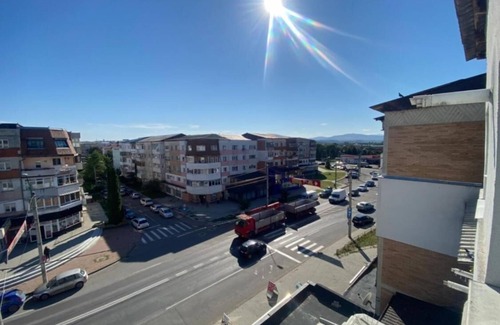 Onesti Apartamento | Modern Apartment with a Great View