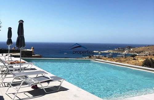 Koundouros Apartamento | Apartamento moderno con vistas al mar y piscina.