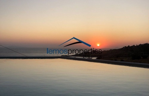 Koundouros Apartamento | Apartamento moderno con vistas al mar y piscina.