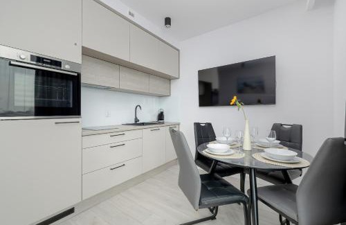 Uniescie Apartamento | Modern Apartment with Balcony and Parking by Noclegi Renters