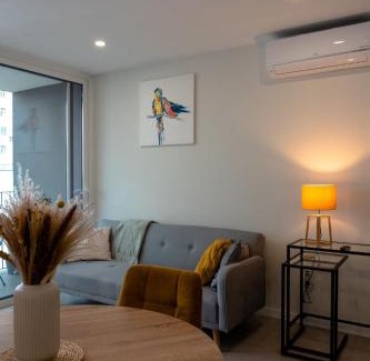 Paranhos Apartamento | Modern apartment with balcony and free parking