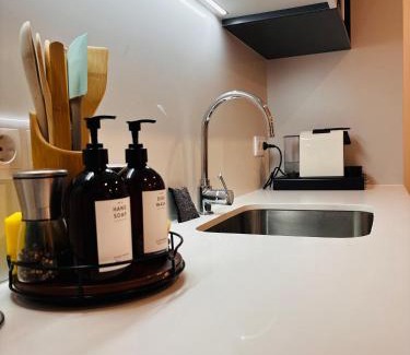 Paranhos Apartamento | Modern apartment with balcony and free parking