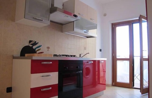 Vibo Valentia Apartamento | Moderno apartamento con vistas al mar y piscina.