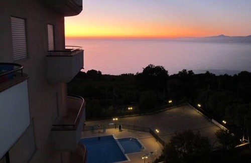 Vibo Valentia Apartamento | Moderno apartamento con vistas al mar y piscina.