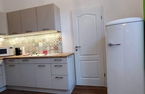 Schwerin Apartamento | Modern apartment with fireplace, e-charging station and free parking space