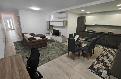 Luqa Apartamento | Modern Apartment with Large Outdoor Area - Sleeps 7, Close to Malta International Airport