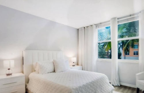 East Ocean Ave Condominio | Modern Apartment With Stunning Water Views