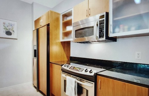 East Ocean Ave Condominio | Modern Apartment With Stunning Water Views