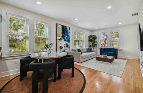 Crescent Lake Apartamento | Modern apt 5 min to downtown Hot tub pets ok