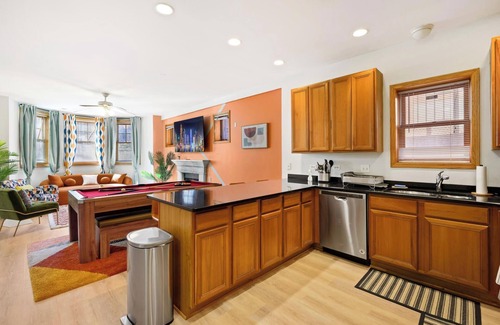 Wicker Park Apartamento | Modern Apt, Billiards, 1 Private Patio,1 Parking