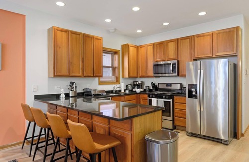 Wicker Park Apartamento | Modern Apt, Billiards, 1 Private Patio,1 Parking