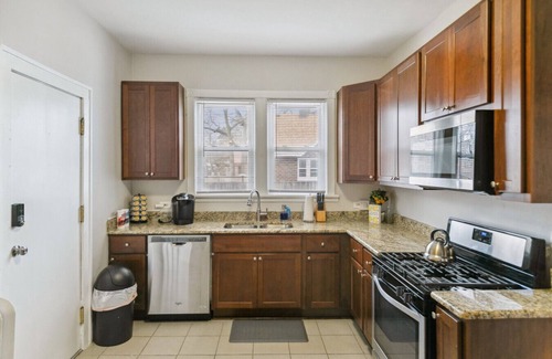 Libertyville Apartamento | Modern apt in DT Libertyville Near Naval Base