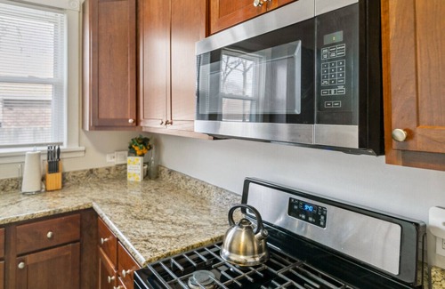 Libertyville Apartamento | Modern apt in DT Libertyville Near Naval Base