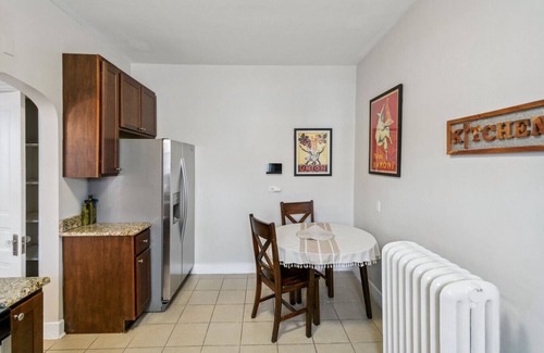 Libertyville Apartamento | Modern apt in DT Libertyville Near Naval Base