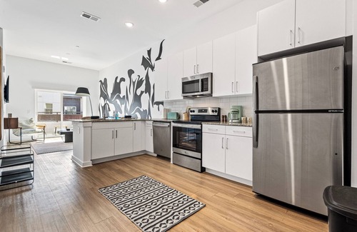 East Side Apartamento | Modern Apt in Grant Park Steps from BeltLine with Free Secure Garage Parking
