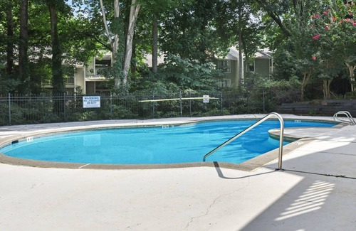 Acworth Apartamento | Clean Modern Apt w/ Community Pool and Mini Gym Near Multiple Shopping Areas