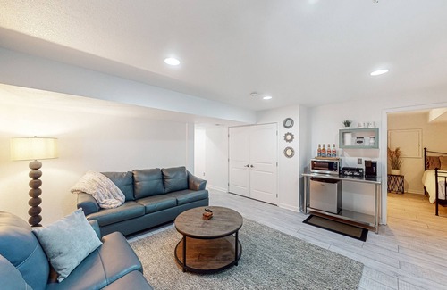 Commerce City Apartamento | Modern apt near parks/dining/groceries with AC & WiFi - 11 mi. from DIA/DEN