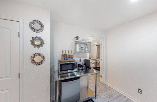 Commerce City Apartamento | Modern apt near parks/dining/groceries with AC & WiFi - 11 mi. from DIA/DEN