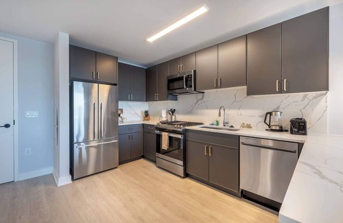 New Rochelle Apartamento | Modern Apt with Golf Simulator and Gym
