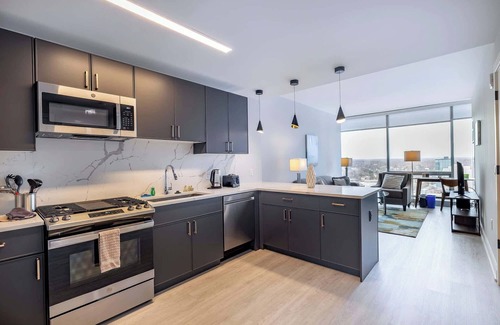 New Rochelle Apartamento | Modern Apt with Golf Simulator and Gym