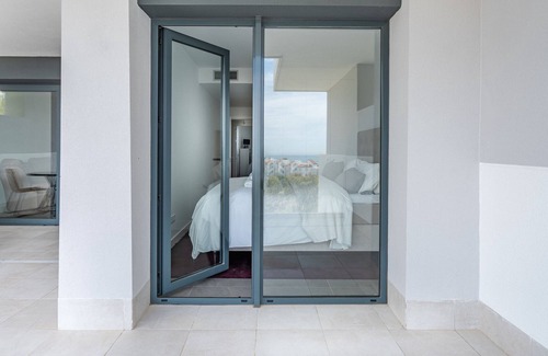 Alcorrin Apartamento | Modern apt. with terrace & sea view, gym & jazucci