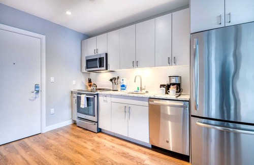 Seaport District Apartamento | Modern Apt with Water Views and Gym